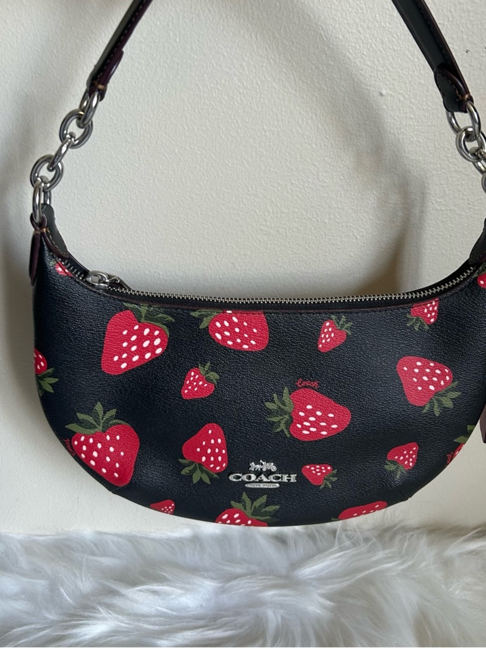 Coach‎ Payton Hobo Black Strawberry Pebbled Leather Shoulder Bag Good